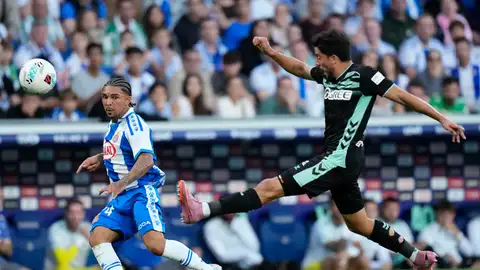 El centrocampista del Espanyol Tyrhys Dolan , y el centrocampista del Betis Pablo Fornals durante el partido de la jornada 8 de LaLiga EA Sports en el RCDE Stadium en Barcelona El centrocampista del Espanyol Tyrhys Dolan , y el centrocampista del Betis Pablo Fornals durante el partido de la jornada 8 de LaLiga EA Sports en el RCDE Stadium en Barcelona
