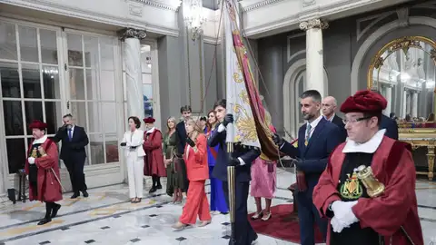 El Ayuntamiento de València realiza un acto alternativo a la procesión cívica para retornar la Senyera al Museo de la Ciudad