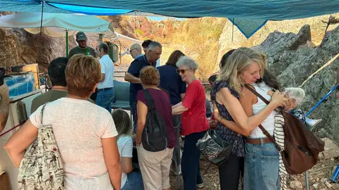 Aparecen los primeros restos humanos en la excavación de la fosa común de la mina La Paloma en Zarza la Mayor Aparecen los primeros restos humanos en la excavación de la fosa común de la mina La Paloma en Zarza la Mayor