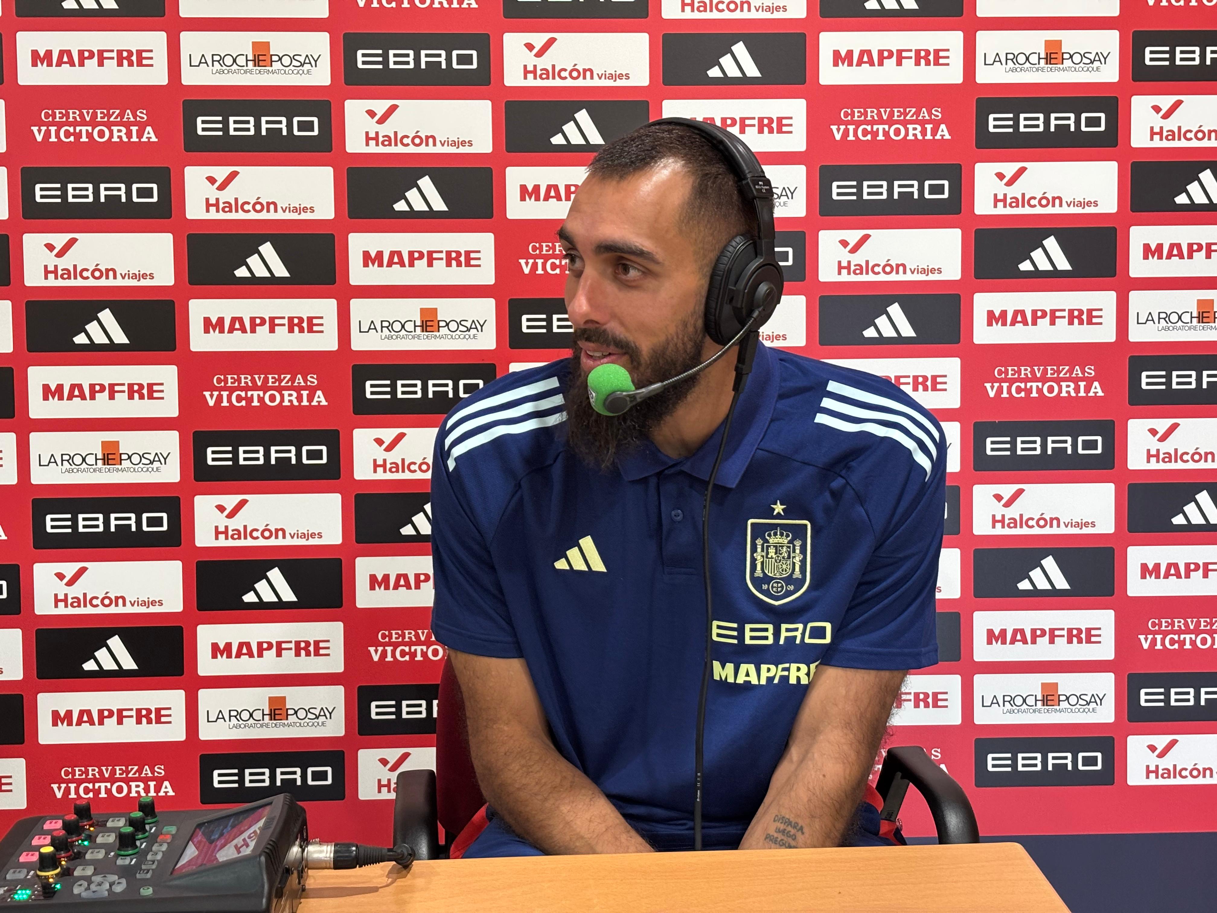 Borja Iglesias: "Si se meten en la portería con una bandera de Palestina y eso ayuda, ojalá lo hagan cuando vaya a chutar yo" Borja Iglesias: "Si se meten en la portería con una bandera de Palestina y eso ayuda, ojalá lo hagan cuando vaya a chutar yo"