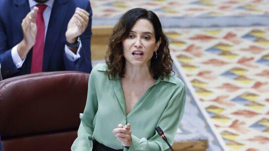 La presidenta de la Comunidad, Isabel D&iacute;az Ayuso, interviene durante el pleno de la Asamblea de Madrid, este jueves. 