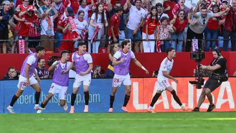 El defensa del Sevilla José Carmona celebra su gol contra el Barcelona, durante el partido de la jornada 8 de Laliga EA Sports, en el estadio Sánchez-Pizjuán en Sevilla El defensa del Sevilla José Carmona celebra su gol contra el Barcelona, durante el partido de la jornada 8 de Laliga EA Sports, en el estadio Sánchez-Pizjuán en Sevilla
