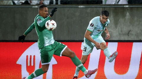 Marc Roca golpea el bal&oacute;n en el partido ante el Ludogorets.