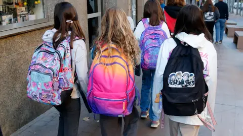 Alumnes en el seu camí cap a l'escola Alumnes en el seu camí cap a l'escola