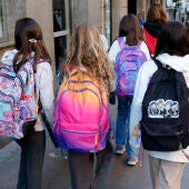 Alumnes en el seu camí cap a l'escola