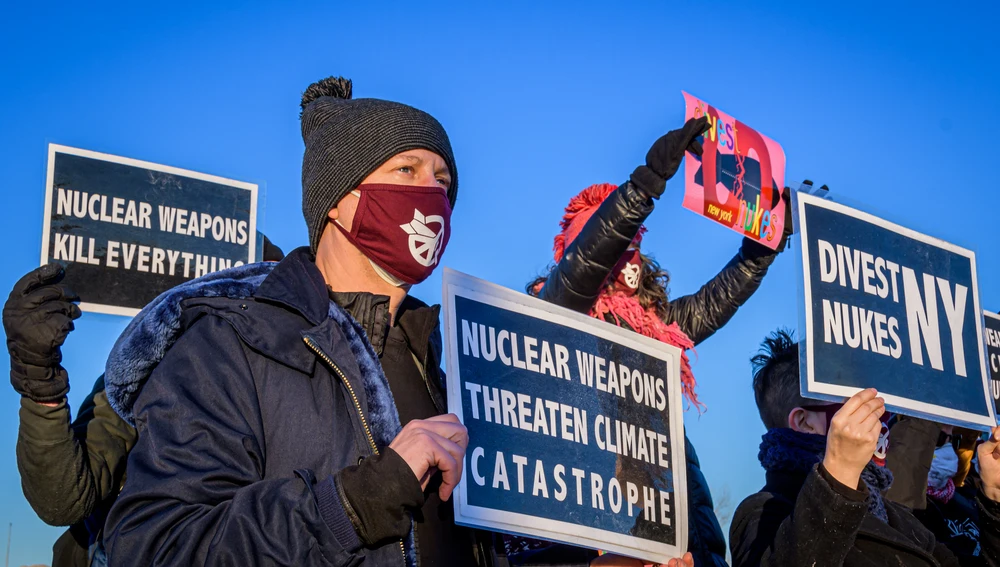 Un participante con un cartel en la protesta. Activistas del grupo de acción directa Rise and Resist, con sede en Nueva York, y la Campaña Internacional para la Abolición de las Armas Nucleares (ICAN) Un participante con un cartel en la protesta. Activistas del grupo de acción directa Rise and Resist, con sede en Nueva York, y la Campaña Internacional para la Abolición de las Armas Nucleares (ICAN)