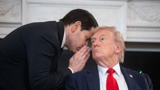 El secretario de Estado de Estados Unidos, Marcos Rubio, interrumpe a Donald Trump para informarle del acuerdo en Gaza