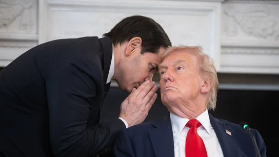 El secretario de Estado de Estados Unidos, Marcos Rubio, interrumpe a Donald Trump para informarle del acuerdo en Gaza El secretario de Estado de Estados Unidos, Marcos Rubio, interrumpe a Donald Trump para informarle del acuerdo en Gaza