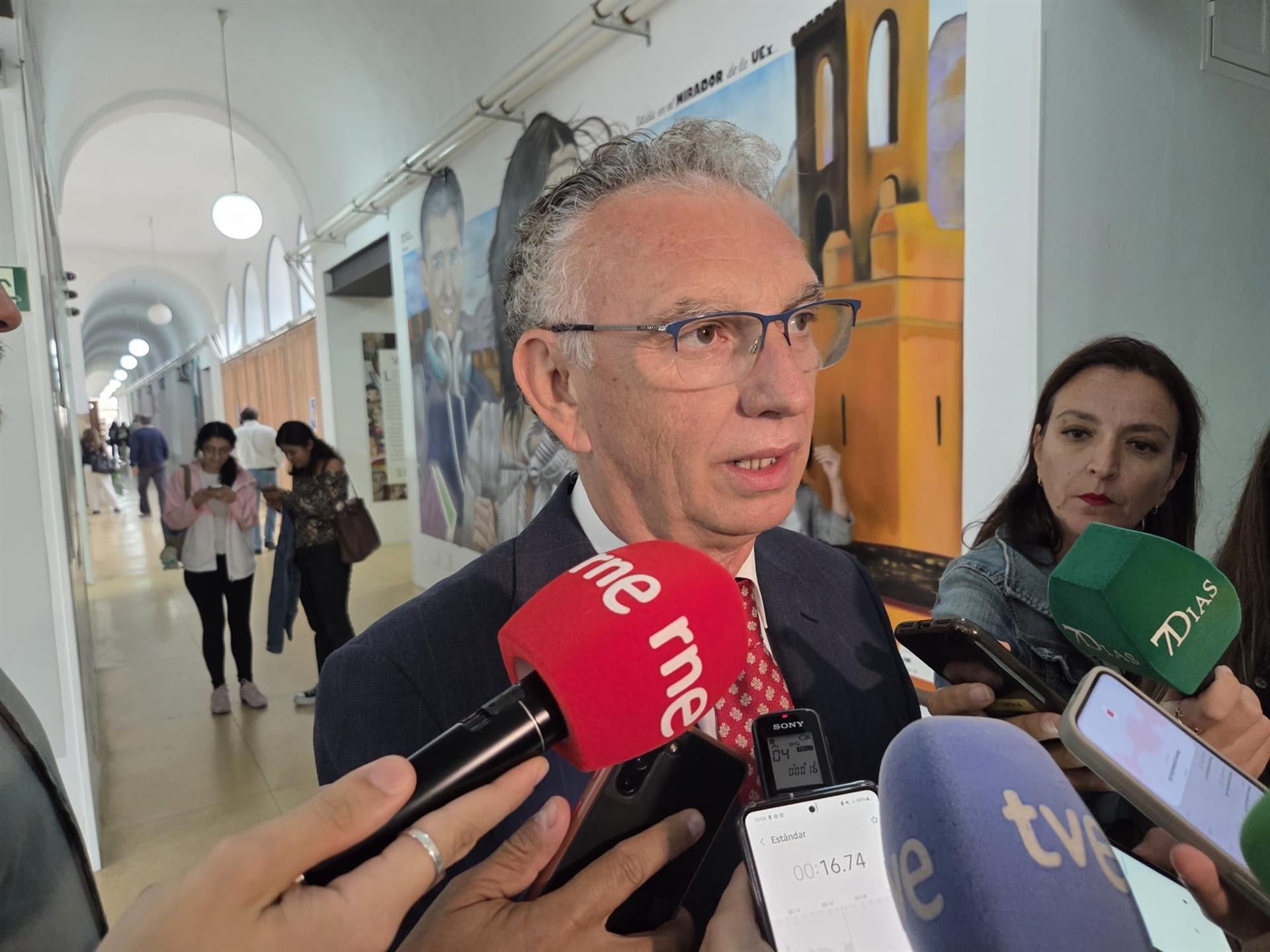 Quintana defiende que la A-58 que unirá Cáceres y Badajoz avanza "dentro de los plazos oportunos" Quintana defiende que la A-58 que unirá Cáceres y Badajoz avanza "dentro de los plazos oportunos"
