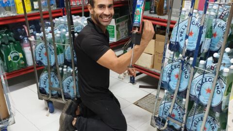 Vicent de S'Hort Nou trabajando intensamente en el supermercado Vicent de S'Hort Nou trabajando intensamente en el supermercado