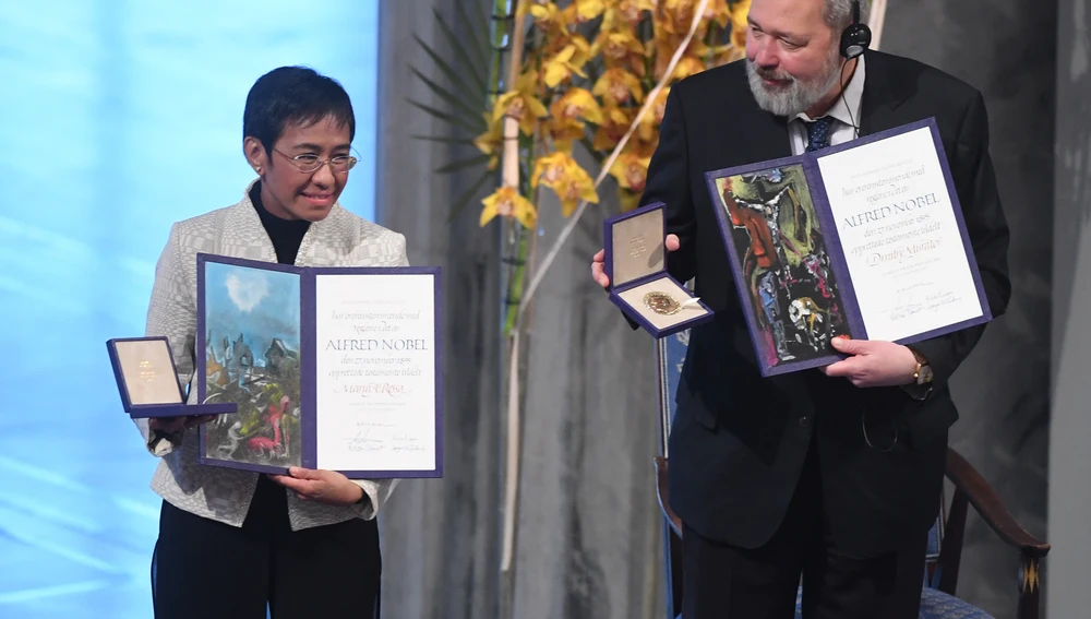 Dmitrij Muratov y Maria Ressa asisten a la ceremonia del Premio Nobel de la Paz 2021 en el Ayuntamiento de Oslo, Noruega, el 10 de diciembre de 2021 Dmitrij Muratov y Maria Ressa asisten a la ceremonia del Premio Nobel de la Paz 2021 en el Ayuntamiento de Oslo, Noruega, el 10 de diciembre de 2021