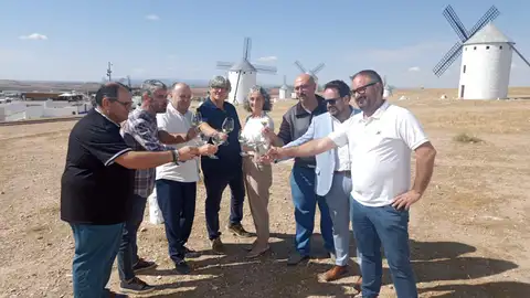 Brindis desde los Molinos de Campo de Criptana Brindis desde los Molinos de Campo de Criptana