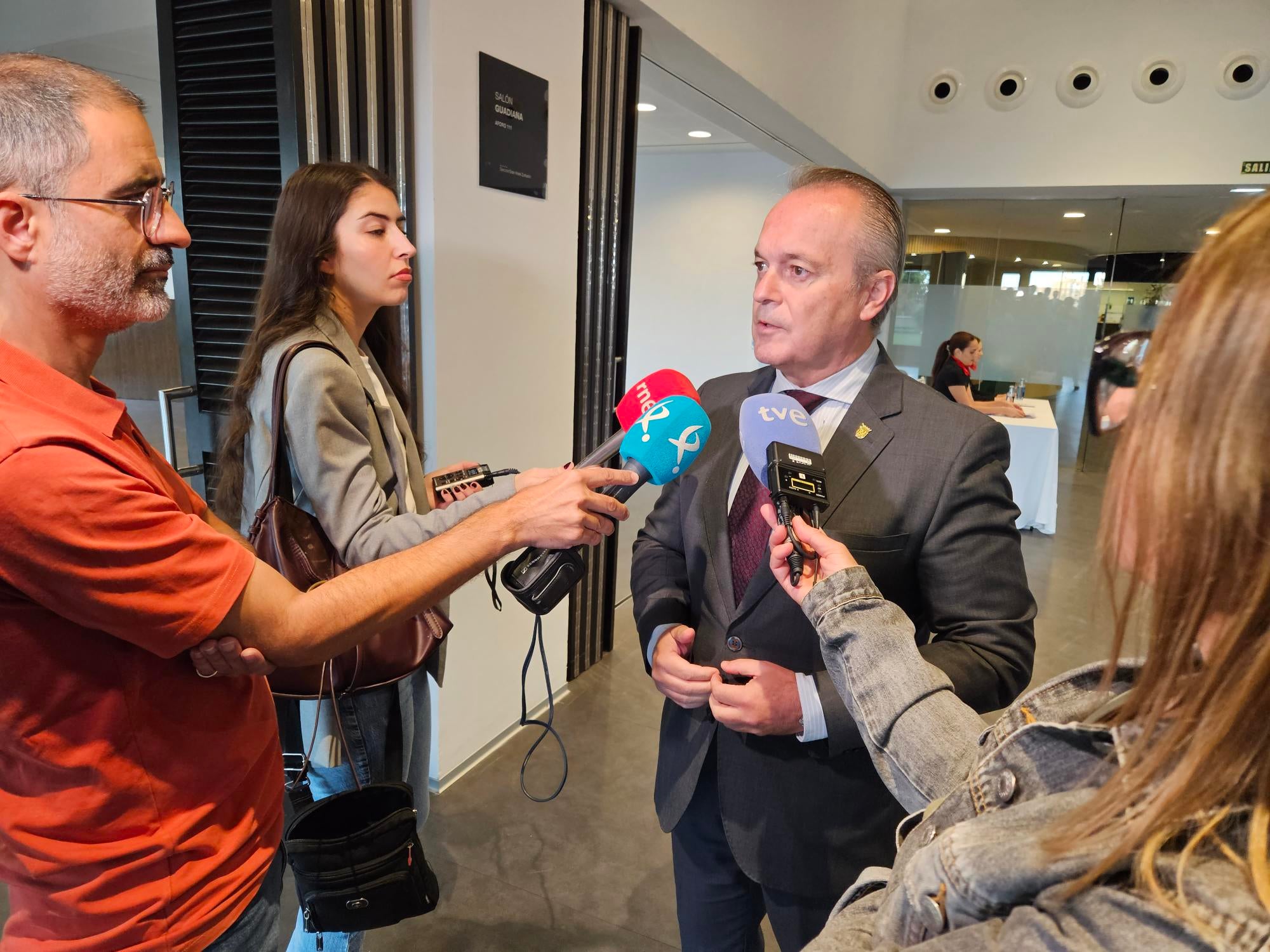 La Junta denuncia la "falta de respeto institucional" del Gobierno y le reclama "acelerar" las infraestructuras pendientes con Extremadura La Junta denuncia la "falta de respeto institucional" del Gobierno y le reclama "acelerar" las infraestructuras pendientes con Extremadura