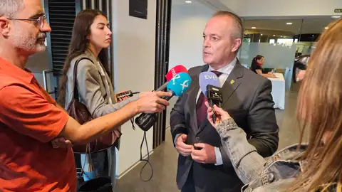 La Junta denuncia la "falta de respeto institucional" del Gobierno y le reclama "acelerar" las infraestructuras pendientes con Extremadura La Junta denuncia la "falta de respeto institucional" del Gobierno y le reclama "acelerar" las infraestructuras pendientes con Extremadura