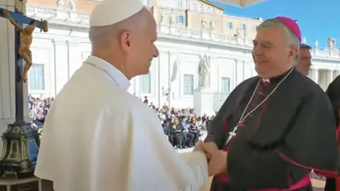 El arzobispo de Mérida-Badajoz renueva su invitación a León XIV a visitar Extremadura en un encuentro en el Vaticano El arzobispo de Mérida-Badajoz renueva su invitación a León XIV a visitar Extremadura en un encuentro en el Vaticano