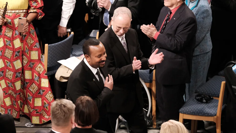 El Primer Ministro de Etiopía y Premio Nobel de la Paz 2019, Abiy Ahmed Ali, miembro del comité noruego del Premio Nobel de la Paz, Henrik Syse, se retira tras la ceremonia de entrega del Premio Nobel de la Paz 2019 El Primer Ministro de Etiopía y Premio Nobel de la Paz 2019, Abiy Ahmed Ali, miembro del comité noruego del Premio Nobel de la Paz, Henrik Syse, se retira tras la ceremonia de entrega del Premio Nobel de la Paz 2019