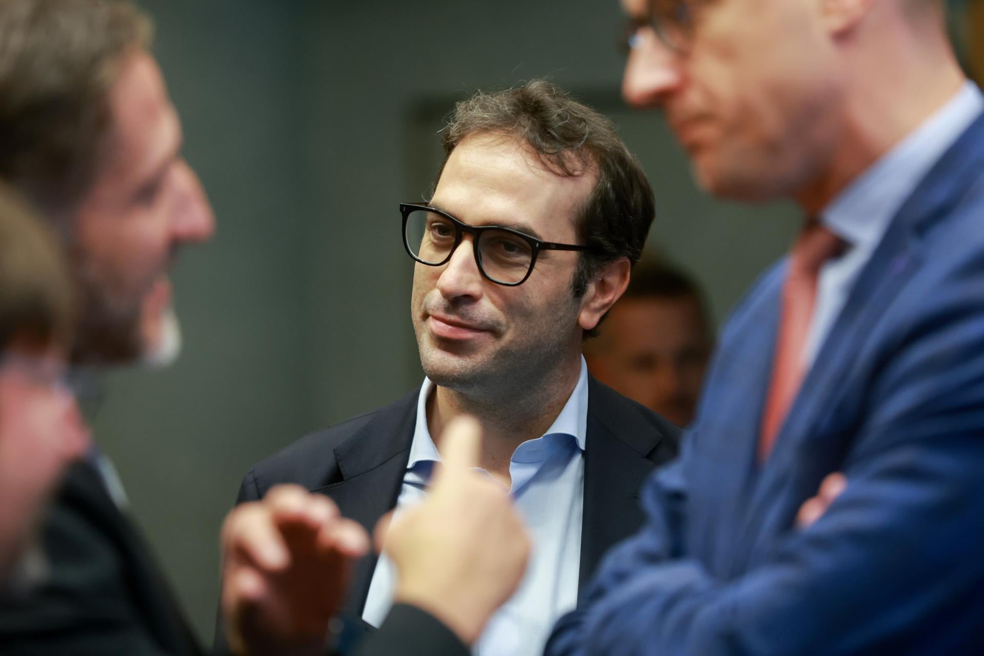 Carlos Cuerpo puntualiza a Díaz tras su anuncio de ampliar el permiso por fallecimiento: "Hay que hacerlo con las empresas" Carlos Cuerpo puntualiza a Díaz tras su anuncio de ampliar el permiso por fallecimiento: "Hay que hacerlo con las empresas"