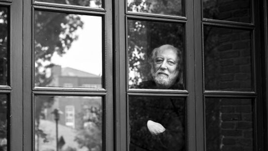 El autor Laszlo Krasznahorkai posa para un retrato en la Residencia de Estudiantes el 30 de octubre de 2018 en Madrid, Espa&ntilde;a. 
