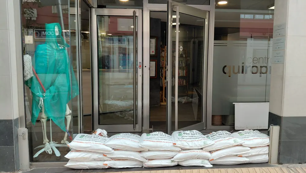 El Centro Quiropráctico Ibiza ha puesto sacos de arena en su entrada para luchar contra el agua El Centro Quiropráctico Ibiza ha puesto sacos de arena en su entrada para luchar contra el agua