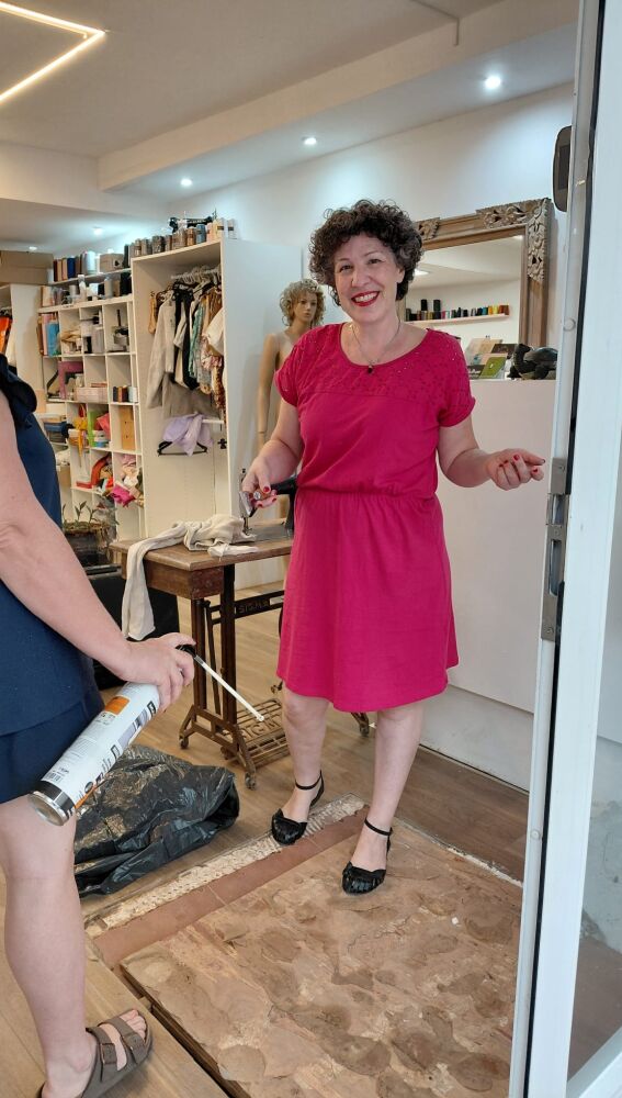 Las trabajadoras de la Aguja Mágica tirando de imaginación para proteger su tienda