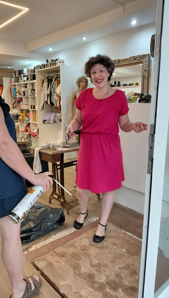 Las trabajadoras de la Aguja Mágica tirando de imaginación para proteger su tienda Las trabajadoras de la Aguja Mágica tirando de imaginación para proteger su tienda