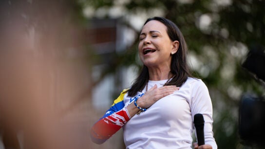 La l&iacute;der opositora Mar&iacute;a Corina Machado hace un gesto a los manifestantes durante una protesta antigubernamental el 9 de enero de 2025 en Caracas, Venezuela