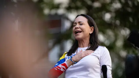La líder opositora María Corina Machado hace un gesto a los manifestantes durante una protesta antigubernamental el 9 de enero de 2025 en Caracas, Venezuela La líder opositora María Corina Machado hace un gesto a los manifestantes durante una protesta antigubernamental el 9 de enero de 2025 en Caracas, Venezuela