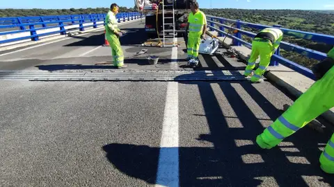 El Ministerio de Transportes licita por 14,8 millones obras de conservación en 214 kilómetros de carreteras de Cáceres El Ministerio de Transportes licita por 14,8 millones obras de conservación en 214 kilómetros de carreteras de Cáceres
