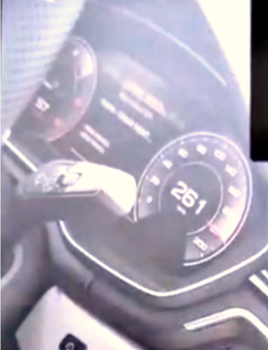 Investigado un conductor por circular a 260 km/h, con siete personas en el turismo, algunas menores Investigado un conductor por circular a 260 km/h, con siete personas en el turismo, algunas menores