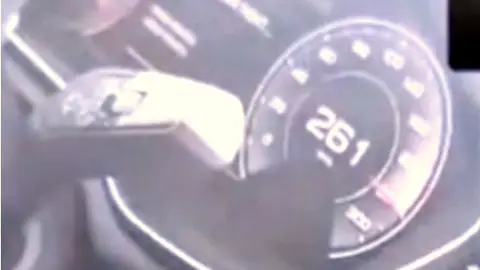 Investigado un conductor por circular a 260 kmh, con siete personas en el turismo, algunas menores Investigado un conductor por circular a 260 kmh, con siete personas en el turismo, algunas menores