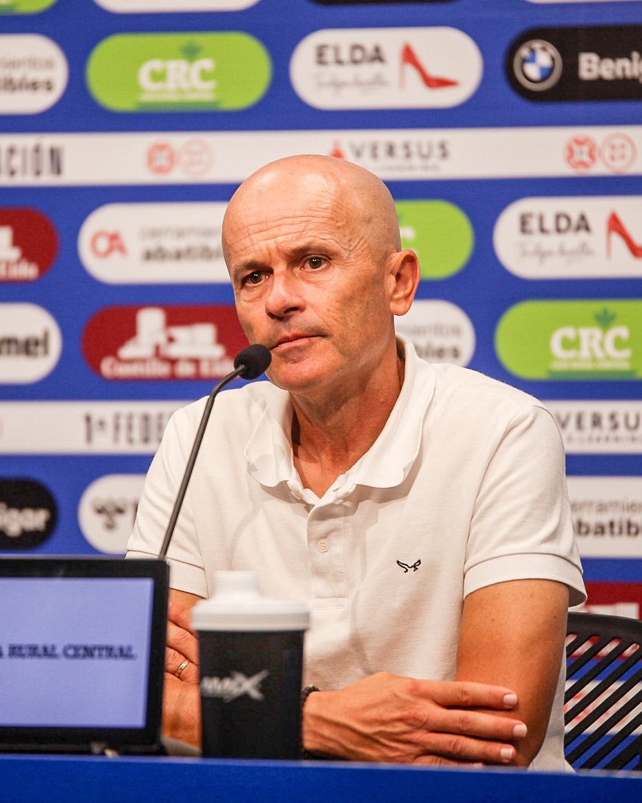 Eldense: Cabello afirma que se está "en proceso de equilibrar" y prevé un mes "durísimo" Eldense: Cabello afirma que se está "en proceso de equilibrar" y prevé un mes "durísimo"