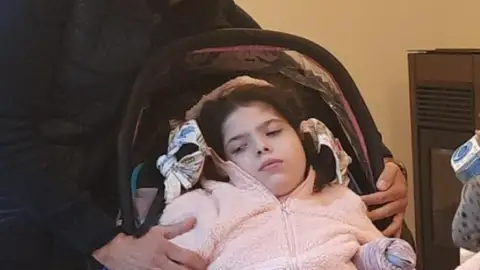 La Asociación Batten CLN6 de Castelló pide que la Generalitat subvencione un fármaco que mejora la vida de la niña afectada en Castellón La Asociación Batten CLN6 de Castelló pide que la Generalitat subvencione un fármaco que mejora la vida de la niña afectada en Castellón