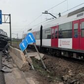 Camión accidentado junto al metro en l'Alcudia