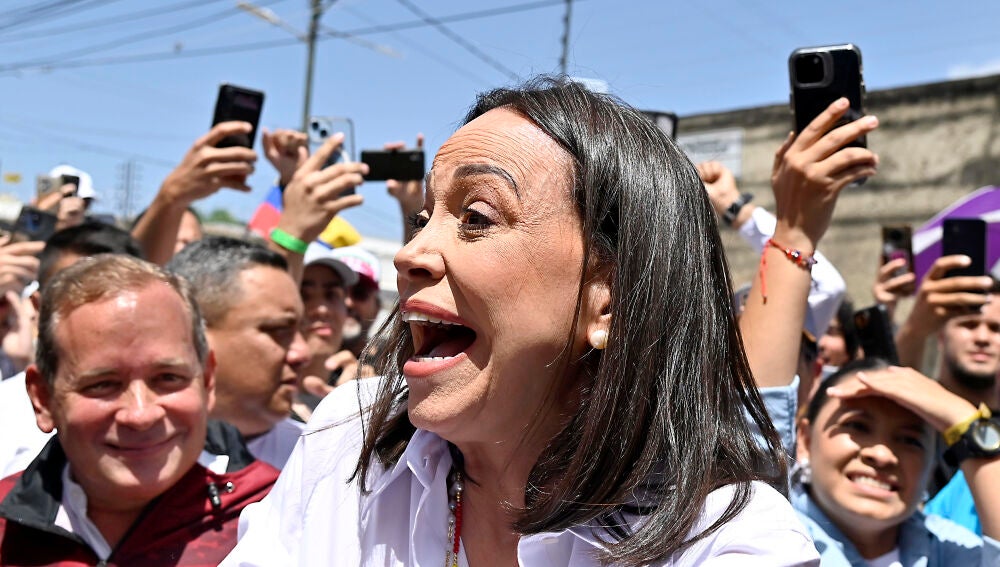  La líder opositora María Corina Machado saluda a sus simpatizantes a su llegada a votar durante las elecciones presidenciales en el Colegio Elena de Bueno el 28 de julio de 2024 en Los Chorros, Caracas, Venezuela. 