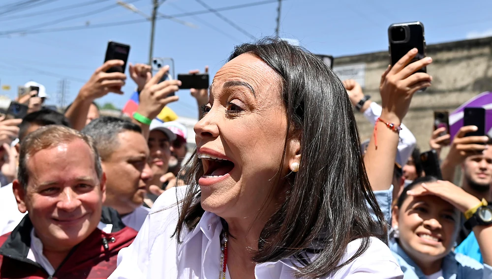 La líder opositora María Corina Machado saluda a sus simpatizantes a su llegada a votar durante las elecciones presidenciales en el Colegio Elena de Bueno el 28 de julio de 2024 en Los Chorros, Caracas, Venezuela. La líder opositora María Corina Machado saluda a sus simpatizantes a su llegada a votar durante las elecciones presidenciales en el Colegio Elena de Bueno el 28 de julio de 2024 en Los Chorros, Caracas, Venezuela.