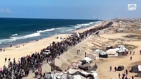  Palestinos desplazados en el centro de Gaza se dirigen al norte tras la entrada en vigor del alto el fuego