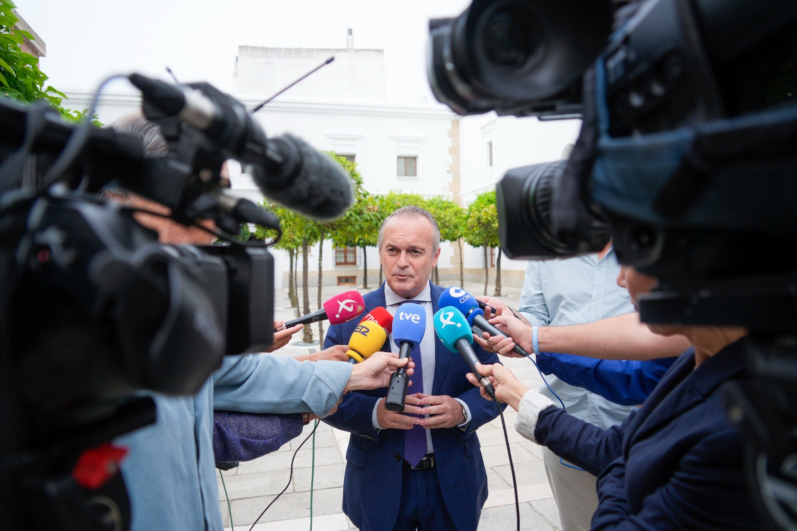 La Junta denuncia que Pedro Sánchez viene a Extremadura con "las manos vacías" y sin anunciar inversiones La Junta denuncia que Pedro Sánchez viene a Extremadura con "las manos vacías" y sin anunciar inversiones