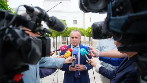 La Junta denuncia que Pedro Sánchez viene a Extremadura con "las manos vacías" y sin anunciar inversiones La Junta denuncia que Pedro Sánchez viene a Extremadura con "las manos vacías" y sin anunciar inversiones