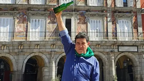 Olegario García echando un culín Olegario García echando un culín