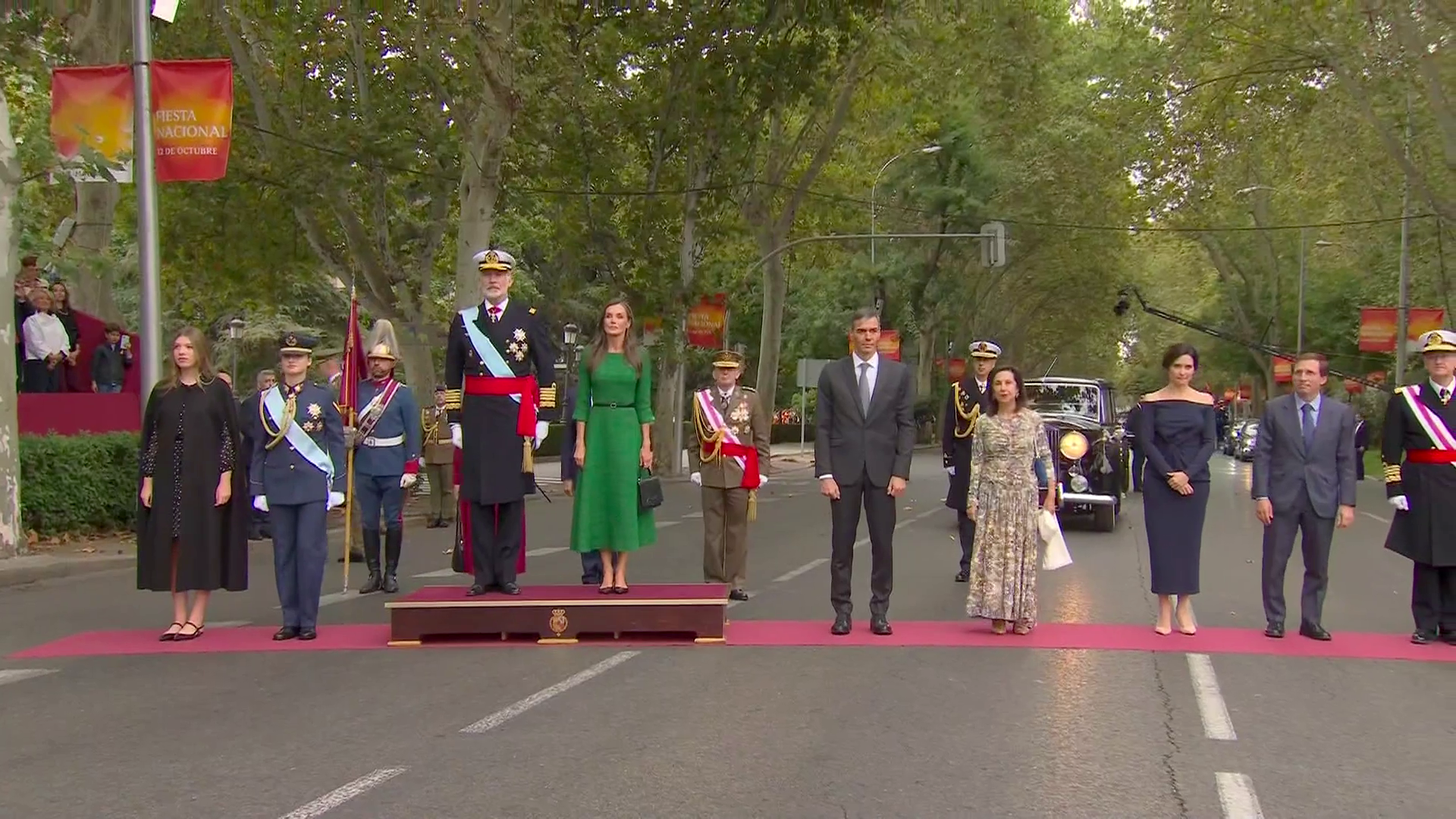 Los Reyes y sus hijas son recibidos con aplausos y vítores a su llegada al desfile de la Fiesta Nacional Los Reyes y sus hijas son recibidos con aplausos y vítores a su llegada al desfile de la Fiesta Nacional