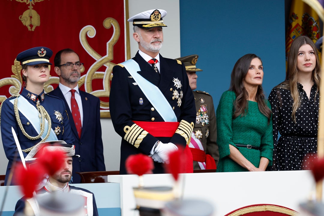 La crispación política empaña el desfile de la Fiesta Nacional con abucheos, reproches y ausencias destacadas La crispación política empaña el desfile de la Fiesta Nacional con abucheos, reproches y ausencias destacadas