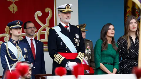 La familia real preside el desfile militar del 12-O La familia real preside el desfile militar del 12-O