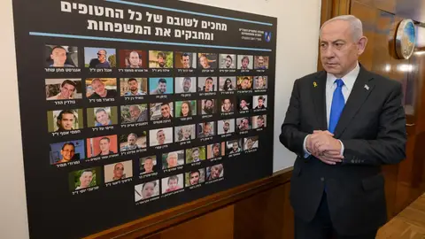 Fotografía cedida del primer ministro de Israel, Benjamín Netanyahu, antes de la reunión del gabinete de Gobierno para dar su visto bueno al plan de paz para Gaza, que acordaron firmar Israel y Hamás en Egipto. Fotografía cedida del primer ministro de Israel, Benjamín Netanyahu, antes de la reunión del gabinete de Gobierno para dar su visto bueno al plan de paz para Gaza, que acordaron firmar Israel y Hamás en Egipto.