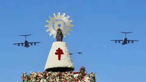 Imagen de la virgen al paso de aviones Hércules y cazas del Ejército del Aire Imagen de la virgen al paso de aviones Hércules y cazas del Ejército del Aire