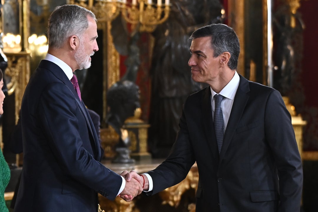 Pedro Sánchez saluda al rey Felipe VI en la recepción en el Palacio Real con motivo de la Fiesta Nacional Pedro Sánchez saluda al rey Felipe VI en la recepción en el Palacio Real con motivo de la Fiesta Nacional