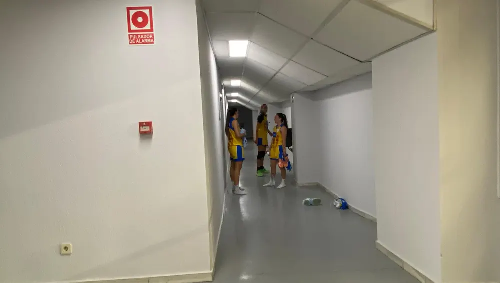 Jugadoras del Cadí La Seu, en la puerta del circunstancial vestuario visitante Jugadoras del Cadí La Seu, en la puerta del circunstancial vestuario visitante
