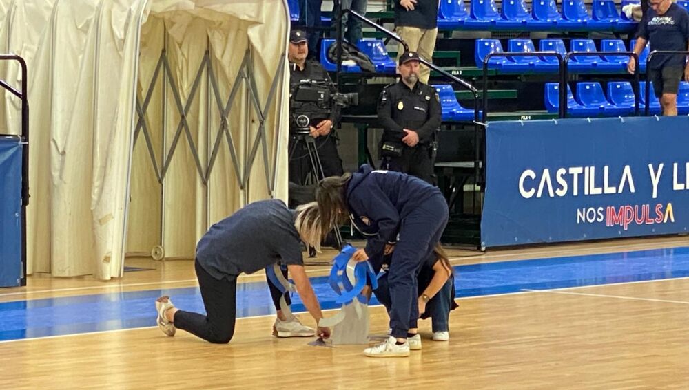 La normativa de la Federación Española de Baloncesto obliga a poner y quitar sus emblemas de la cancha