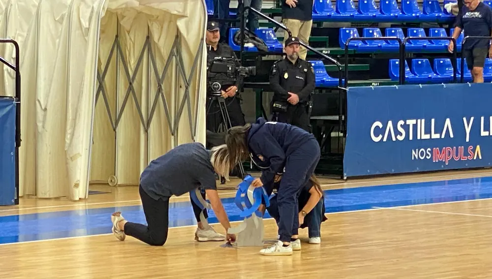 La normativa de la Federación Española de Baloncesto obliga a poner y quitar sus emblemas de la cancha La normativa de la Federación Española de Baloncesto obliga a poner y quitar sus emblemas de la cancha