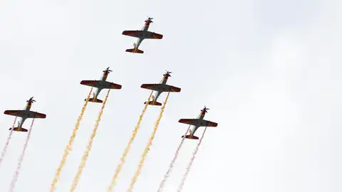 La Formación Mirlo dibujando la bandera de España en el cielo de Madrid La Formación Mirlo dibujando la bandera de España en el cielo de Madrid