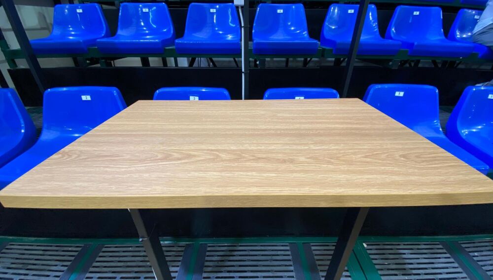 A pesar de los cambios y de la sugerencia para solventar el problema, uno de los pupitres de los periodistas sigue estando entre dos butacas